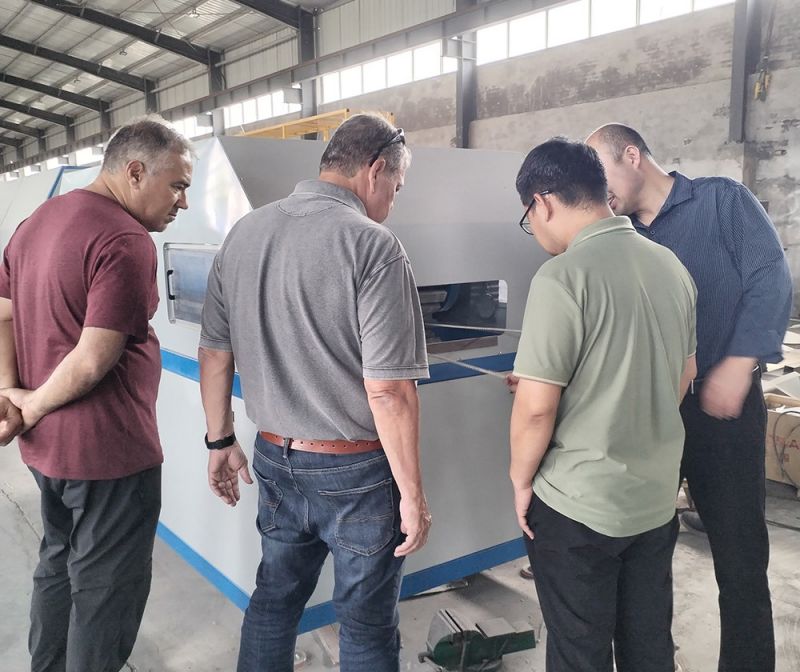 國外客戶到河南金偉自動(dòng)化 設(shè)備有限公司觀看液壓拉擠設(shè)備